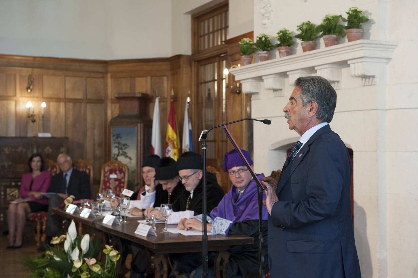 Fotos: El ministro de Exteriores, Josep Borrell, en la inauguración de los cursos de verano de la UIMP