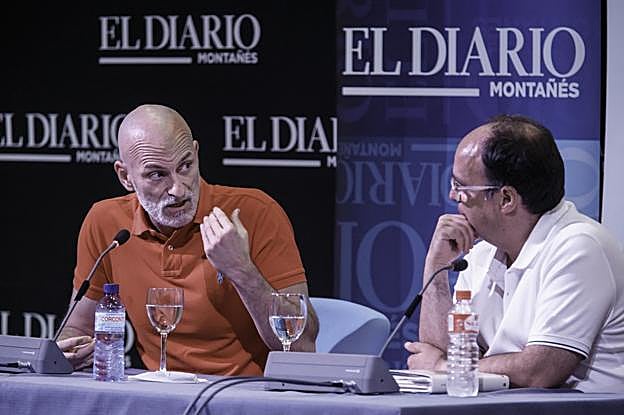 Alejandro Palomas fue entrevistado ayer por el poeta Regino Mateo. :: 