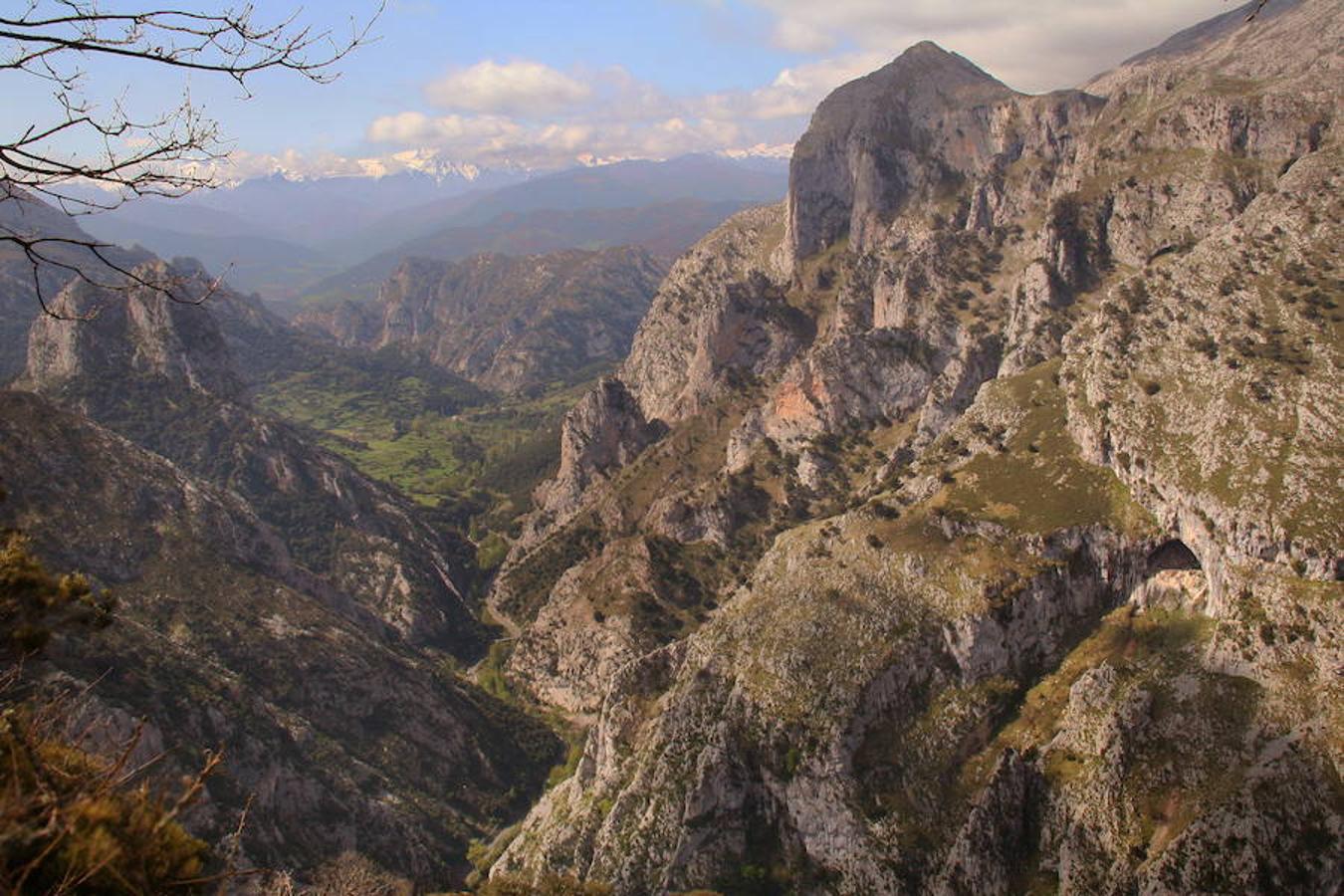 Picos de Europa y Ordesa, los primeros parques nacionales, cumplen cien años. Un siglo después, ya son 15 los miembros de un selecto club de parajes naturales que se enfrenta a nuevos retos y oportunidades: estos paraísos terrenales luchan contra el riesgo de convertirse en parques temáticos.