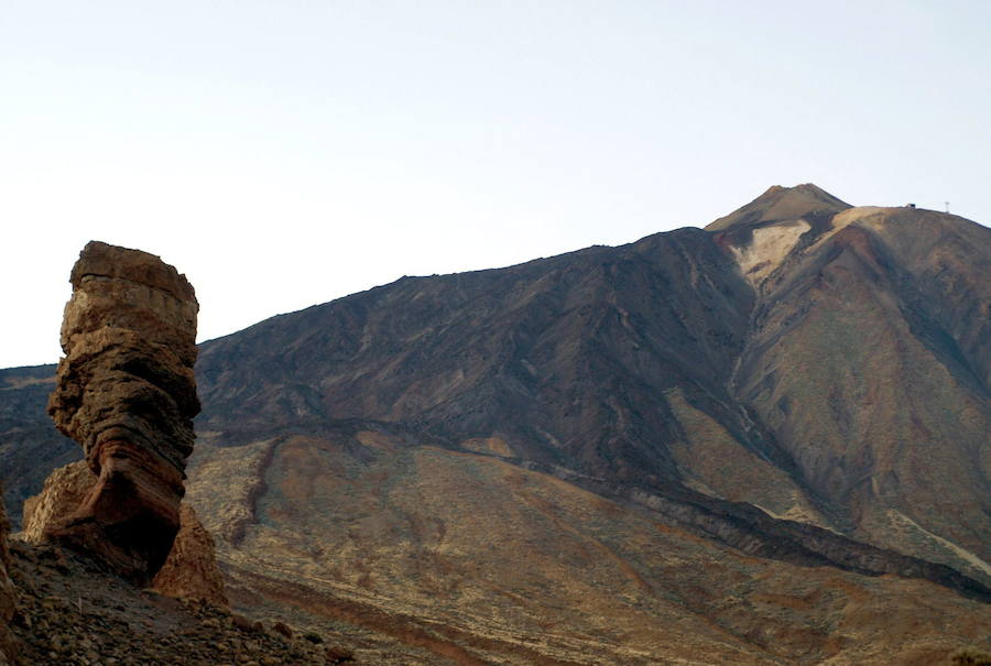 Picos de Europa y Ordesa, los primeros parques nacionales, cumplen cien años. Un siglo después, ya son 15 los miembros de un selecto club de parajes naturales que se enfrenta a nuevos retos y oportunidades: estos paraísos terrenales luchan contra el riesgo de convertirse en parques temáticos.Teide. El techo de España. Tenerife. 18.990 hectáreas.