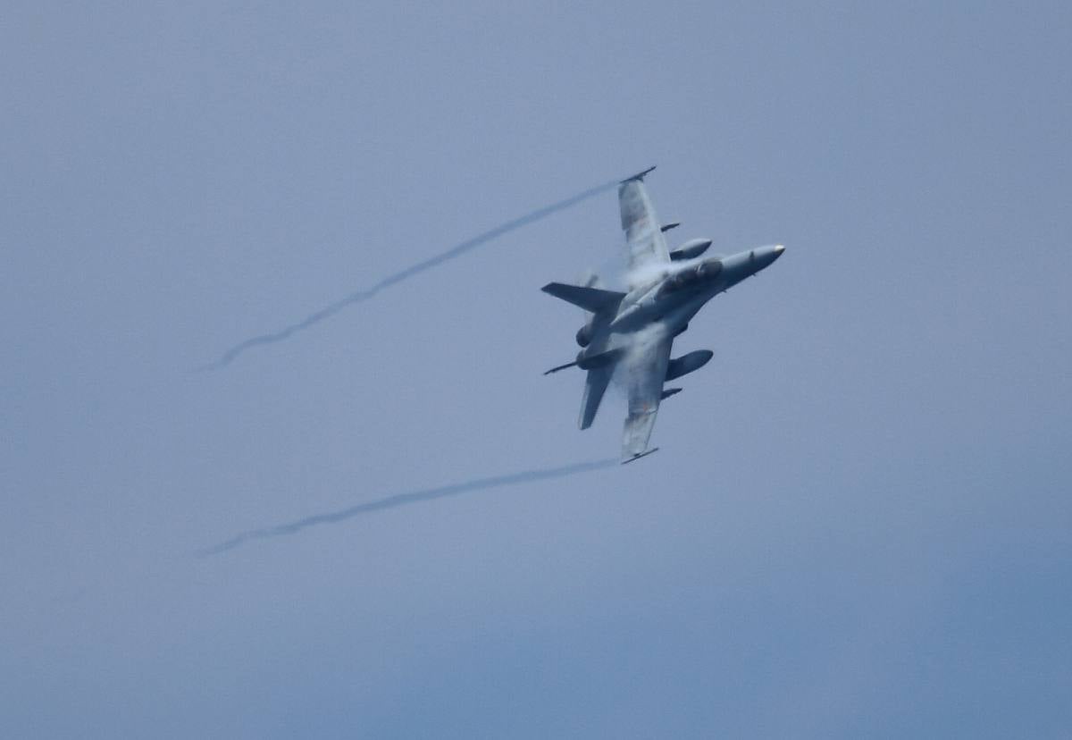 Dos F 18 sucaron los cielos de la bahía de Santander con motivo de la inauguración de los Cursos de Verano de la UIMP.