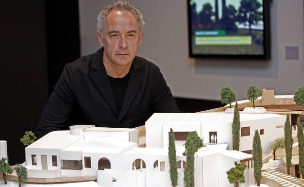 Ferrán Adriá, cocinero español, posa en Londres junto a una maqueta de su restaurante de elBulli, antes de exponer algunos de los platos que le han dado fama a su establecimiento. 