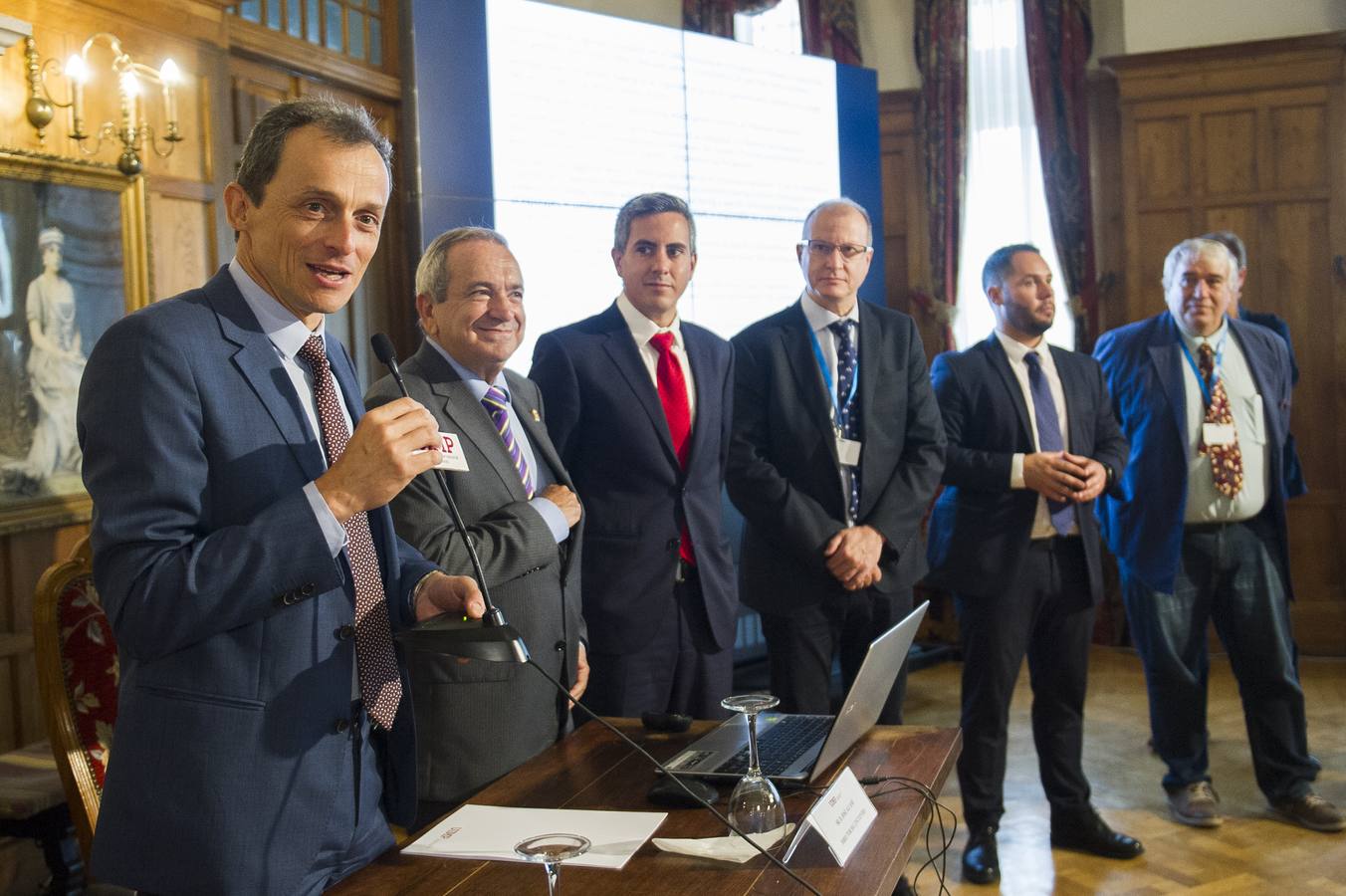 El ministro de Ciencia, Pedro Duque, preside en acto en el Paraninfo de La Magdalena