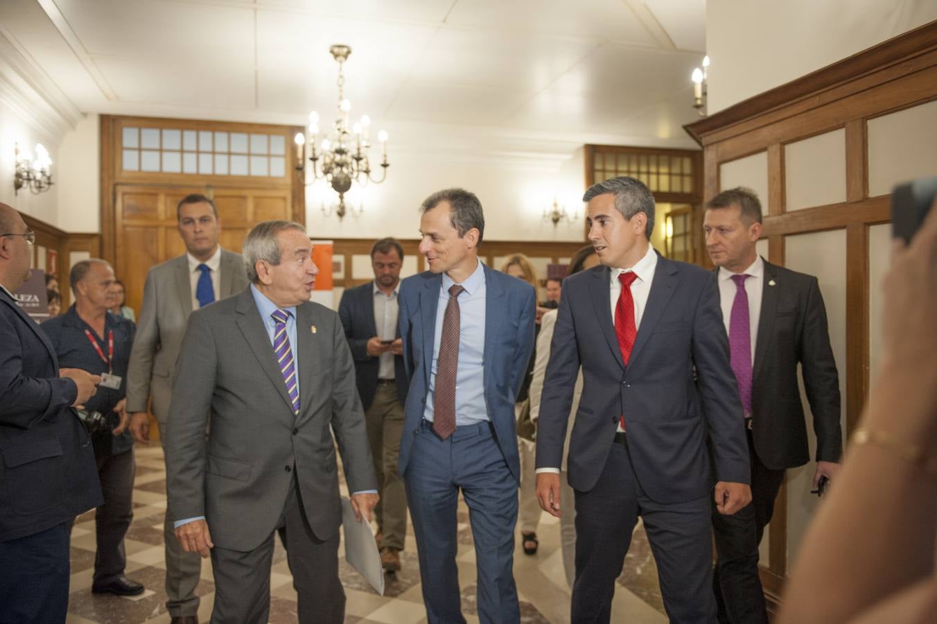 El ministro de Ciencia, Pedro Duque, preside en acto en el Paraninfo de La Magdalena