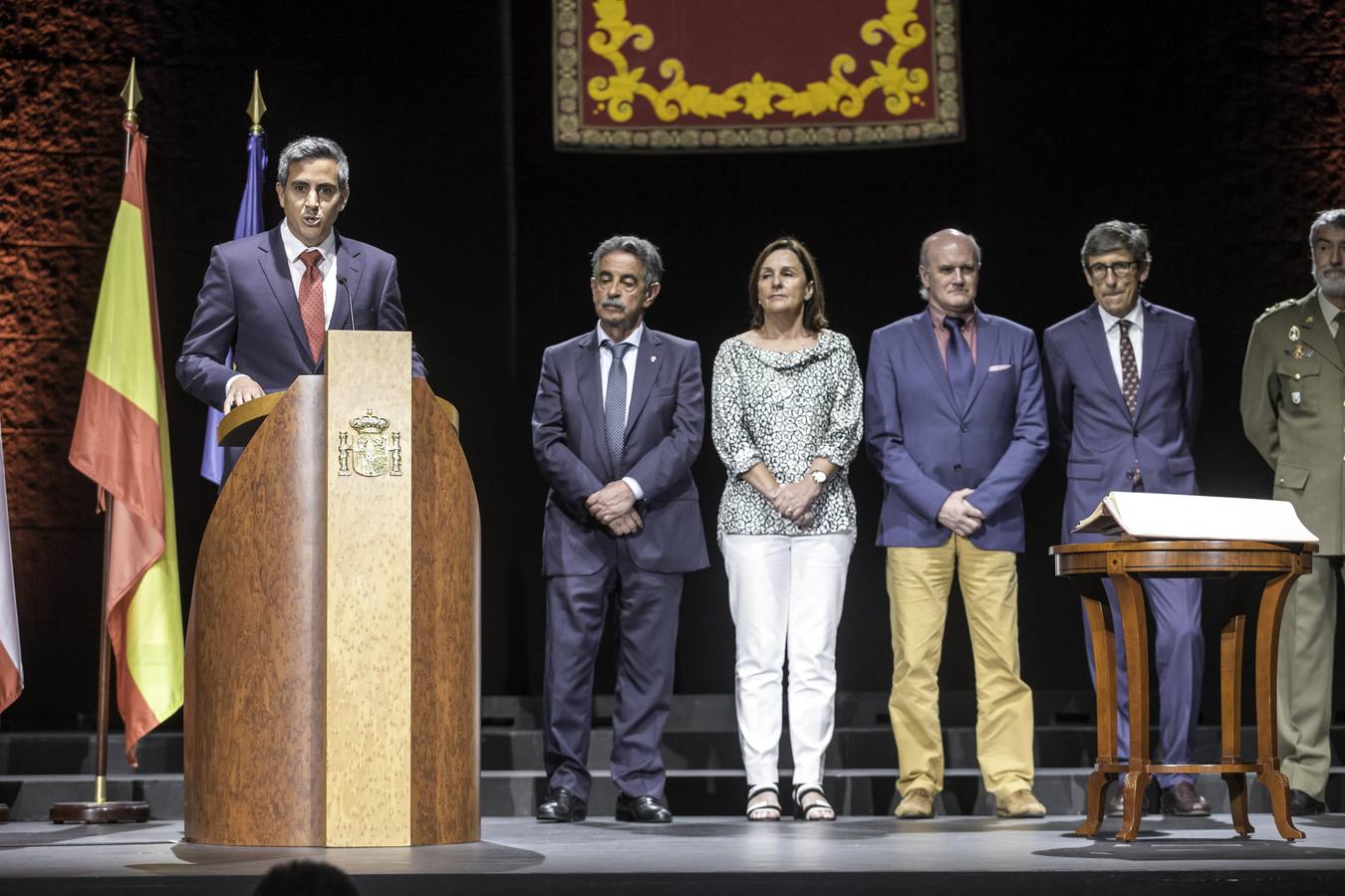 El ministro de Ciencia, Pedro Duque, preside en acto en el Paraninfo de La Magdalena