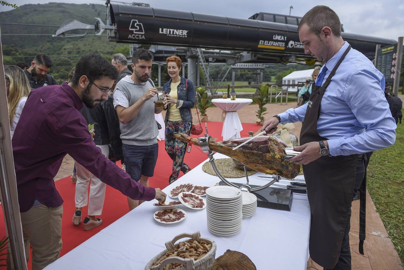 El Parque de la Naturaleza de Cabárceno ofrece este verano la experiencia de cenar en sus telecabinas con un menú elaborado por el chef Sergio Bastard