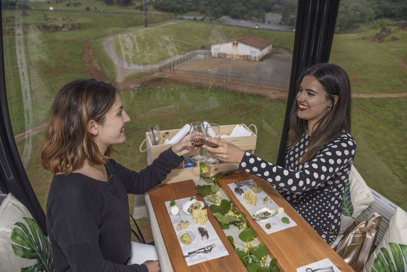 El Parque de la Naturaleza de Cabárceno ofrece este verano la experiencia de cenar en sus telecabinas con un menú elaborado por el chef Sergio Bastard