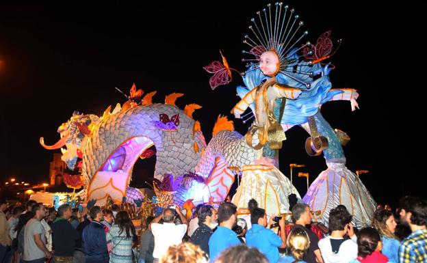 El desfile de carrozas, uno de los grandes atractivos de la fiestas.