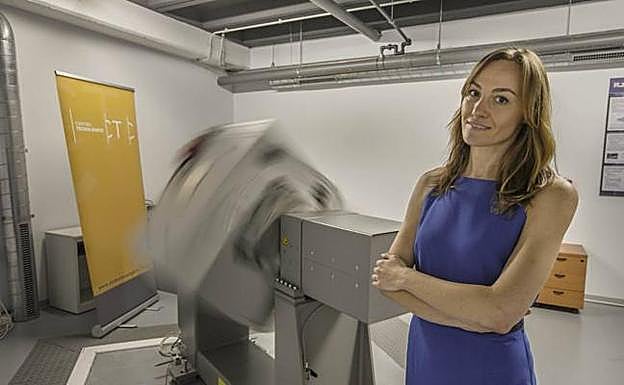 María Campo-Cossío, junto al simulador de movimiento instalado en las dependencias del centro tecnológico CTC. 