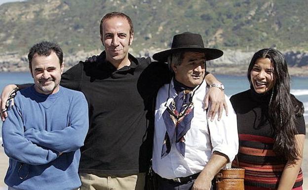 Imagen principal - El director de 'Historias mínimas', Carlos Sorín, durante la presentación de la película en San Sebastián junto a su equipo y recibiendo el Premio Especial del Jurado del Festival.