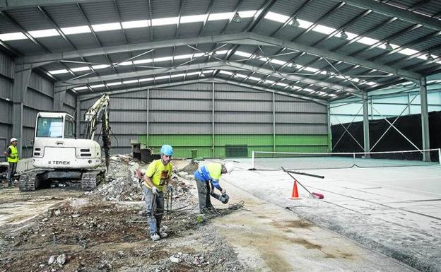 Tras el derribo de las viejas gradas, los operarios han comenzado los trabajos de construcción de los vestuarios. 