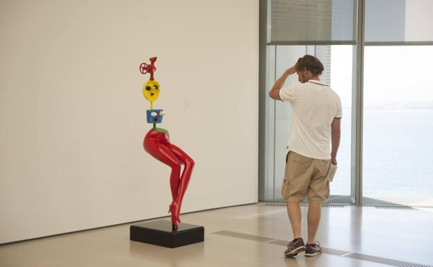 Un visitante en el Centro Botín, durante la exposición de Miró.