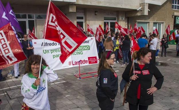 Protesta frente a la entrada de los Campos de Sport de El Sardinero contra Alfredo Pérez.