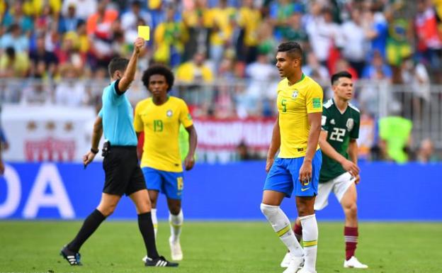 Casemiro ve la amarilla ante México.