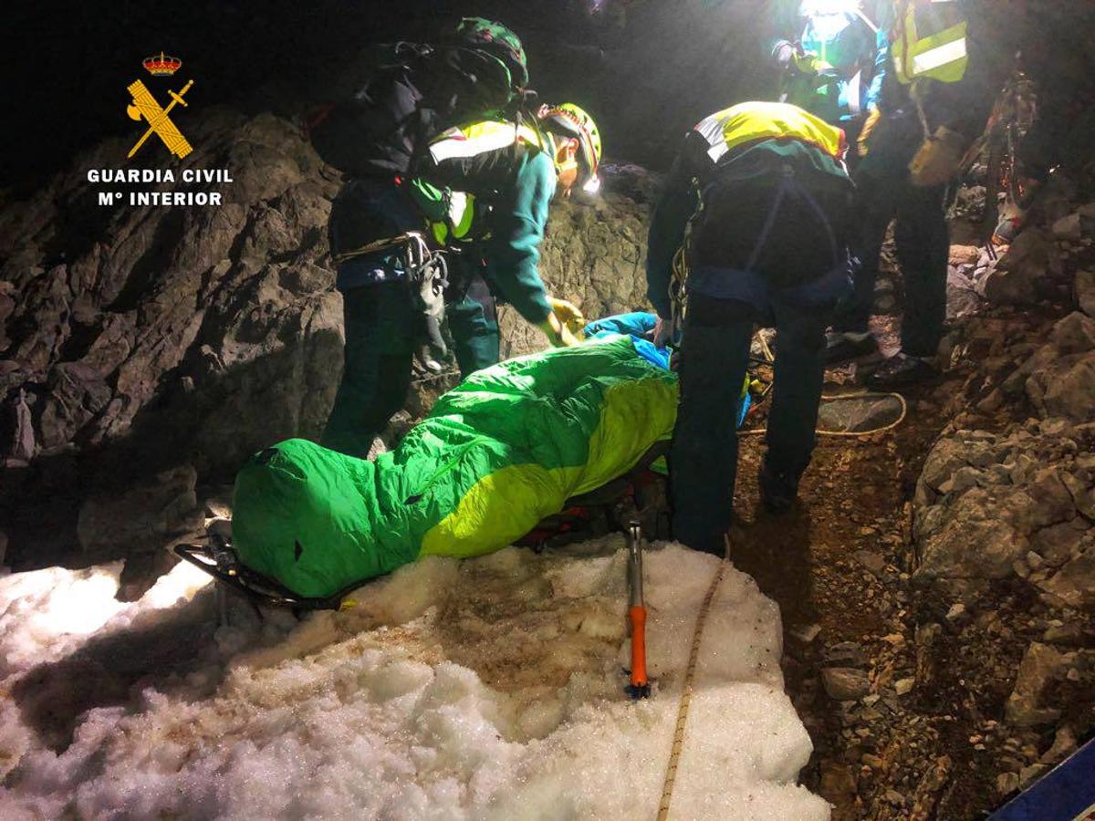 La Guardia Civil rescata a una montañera en una compleja operación nocturna, con niebla y nieve, en Picos de Europa