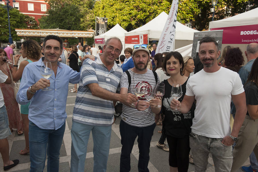 Diez bodegas traen a la ciudad sus mejores caldos para participar en la mayor cata callejera del país 