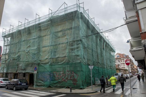 El Palacio de Chiloeches sigue a la espera de que se repare el tejado con un hundimiento y el resto de la fachada en ruina. 