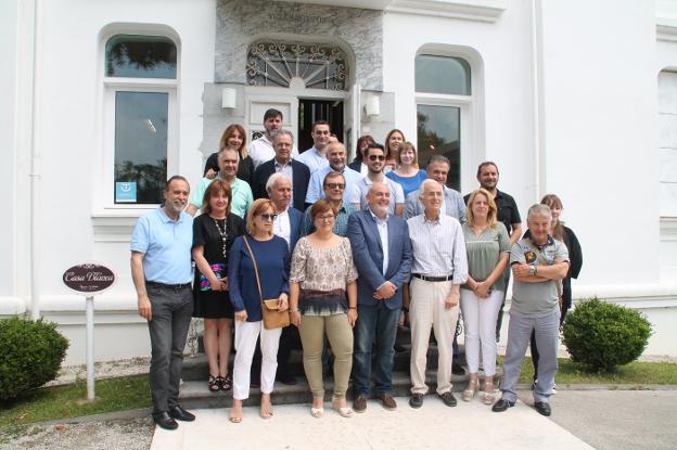 Miembros de la Asociación Vía Agripa, junto a representantes municipales, en el evento en la Finca del Marqués de Valdecilla. 