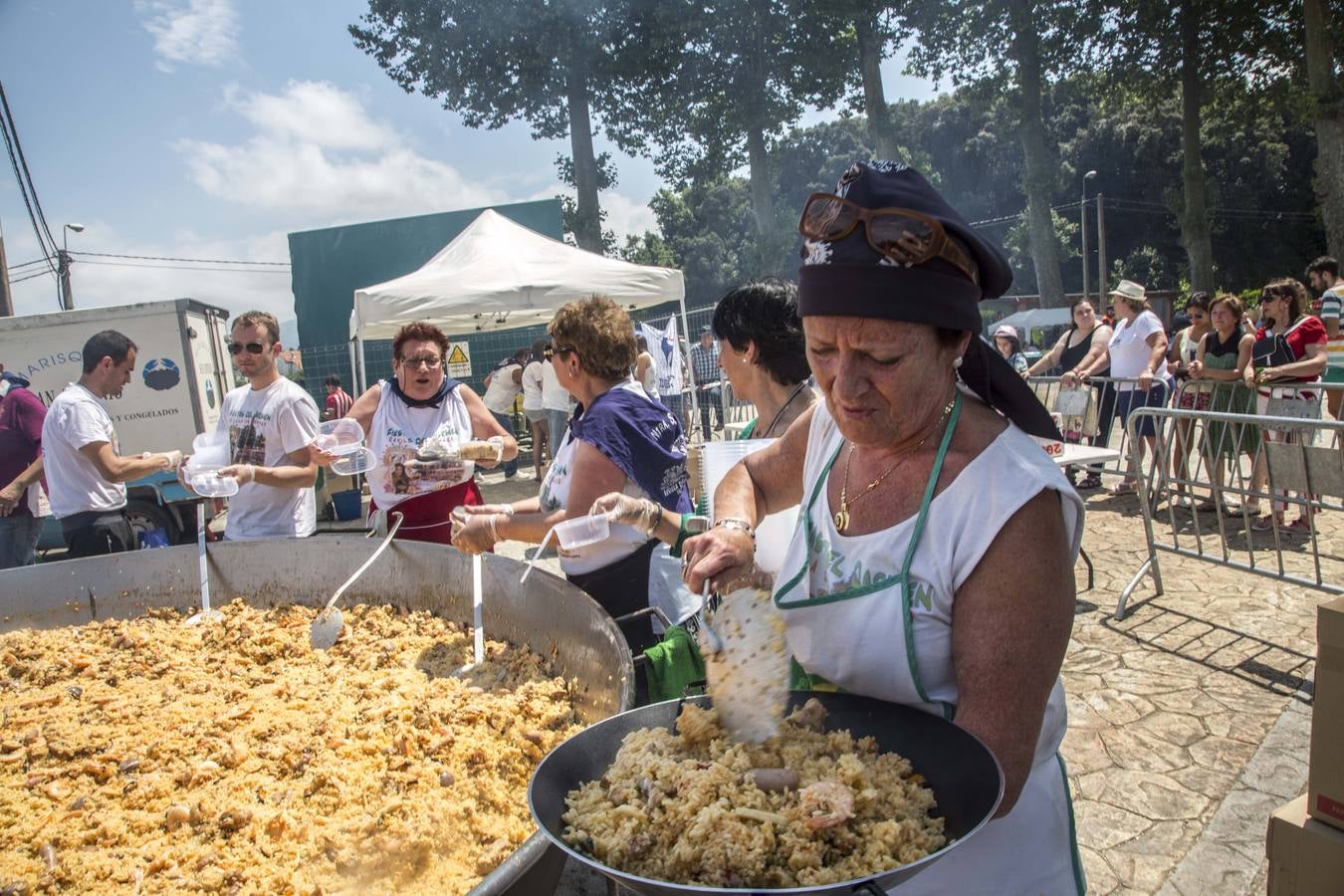 Imágenes del pregón, del concurso de ollas ferroviarias y de la paella solidaria de las fiestas de la Virgen del Carmen de Camargo