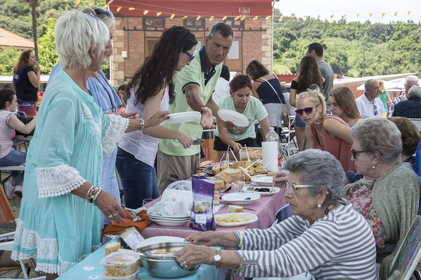 Imágenes del pregón, del concurso de ollas ferroviarias y de la paella solidaria de las fiestas de la Virgen del Carmen de Camargo