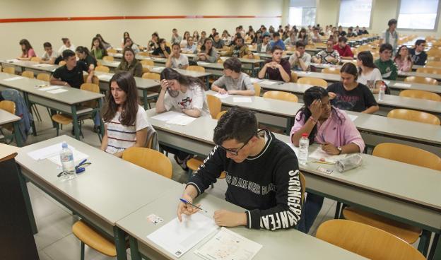 Alumnos que se examinaron en la convocatoria ordinaria de la EBAU el pasado mes de junio en la Universidad de Cantabria.