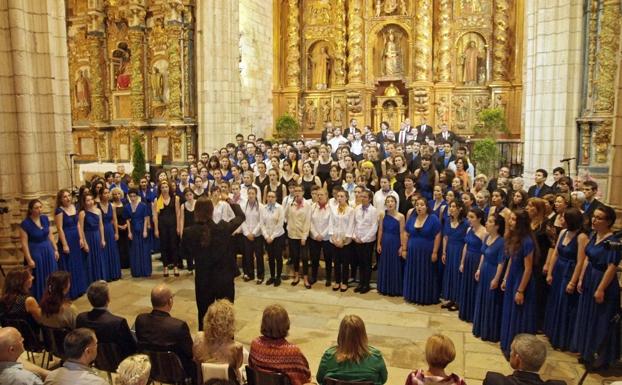 Clausura del Certamen de la Canción Marinera, en la que todos los coros participantes interpretan la obra obligada dirigidos por Juan Pablo de Juan.