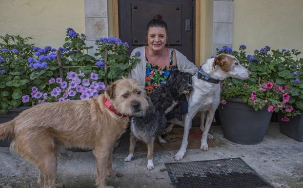 De acogida a adopción. A Begoña Pérez le cuesta separarse de sus perros, por lo que tres de sus cuatro acogidas son ahora definitivas.