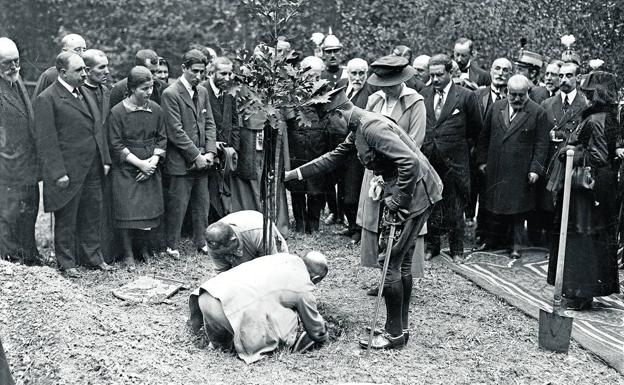 Alfonso XIII, acompañado por la reina VIctoria Eugenia, planta un árbol en la ceremonia de inauguración del Parque Nacional de Picos de Europa.