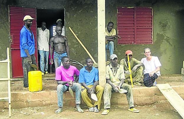 Trabajadores durante la construcción de una sala para consultas médicas en Tobré. Junto a ellos, Imelda, una religiosa española. 