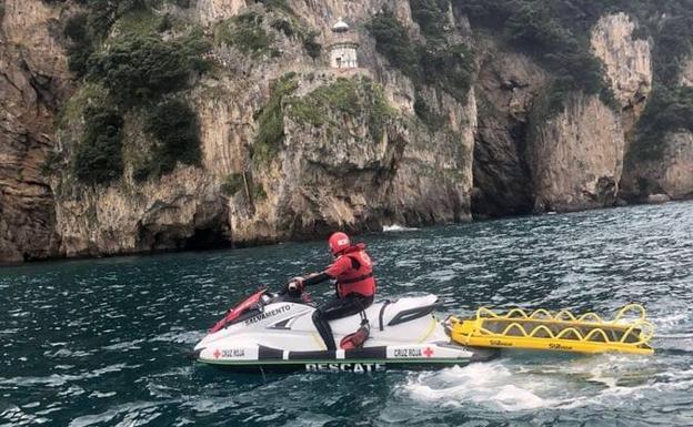 Lesionado en la espalda un joven belga que saltó al mar desde 12 metros en el Faro del Caballo