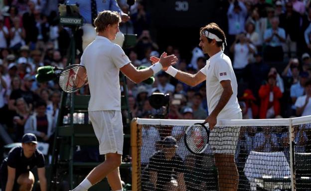 Roger Federer felicita a Kevin Anderson. 