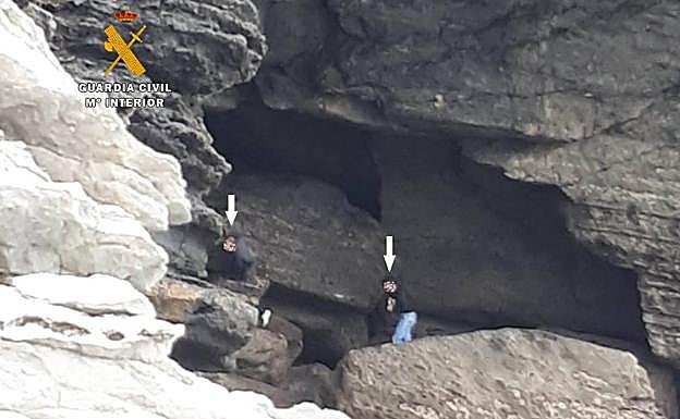 El Seprona 'pesca' a seis furtivos con 30 kilos de percebes en una zona protegida de Oriñón y en Tagle