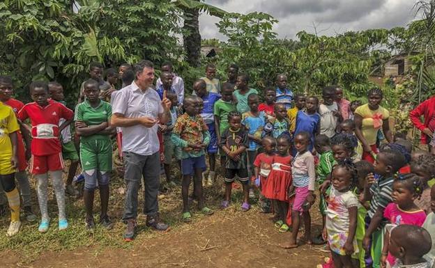 Mañanes visita la 'Casa de la Oportunidad' en Camerún. 