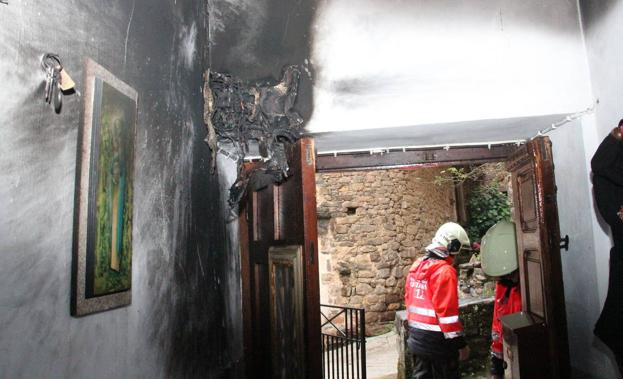 Un rayo provoca un incendio y causa dos heridos leves en una vivienda de Cambarco