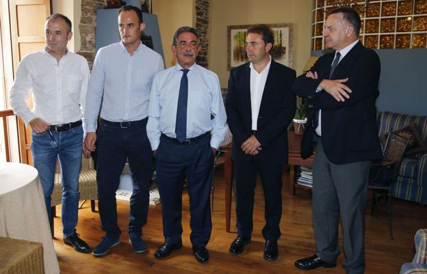 De izquierda a derecha, Luis Felipe Fernández e Ismael García, ambos del Foro de Comunicación y Escuela, organizadores del acto; el presidente de Cantabria, Miguel Ángel Revilla; el alcalde de Villanueva de Oscos, José Antonio González Braña; y el director de El Diario Montañés, Íñigo Noriega. 