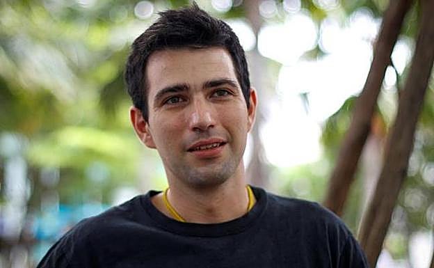 El buzo español Fernando Raigal ofrece una rueda de prensa en Bangkok. Efe