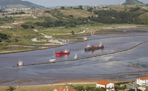 La draga quedó abandonada en la ría hace más de dos años