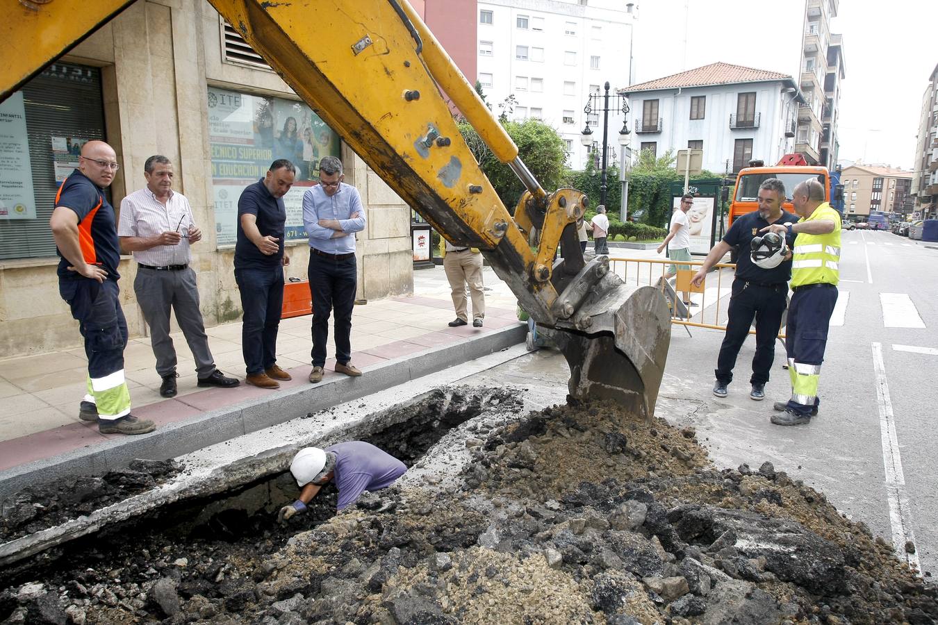 La Policía Local de Torrelavega ha cortado de forma parcial el tráfico en la calle Julián Ceballos, a la altura del Bulevar Demetrio Herrero, como consecuencia de un pequeño socavón de origen desconocido