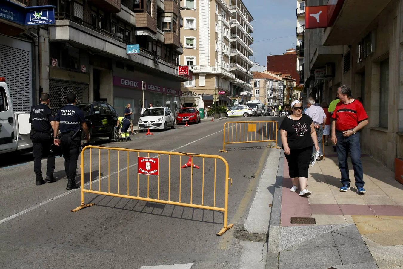 La Policía Local de Torrelavega ha cortado de forma parcial el tráfico en la calle Julián Ceballos, a la altura del Bulevar Demetrio Herrero, como consecuencia de un pequeño socavón de origen desconocido