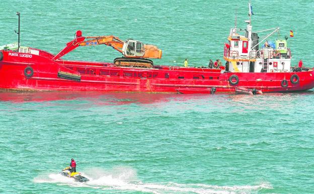 El 'Punta Lucero' llegó el viernes a aguas de Suances para tratar de reflotar la draga hundida.