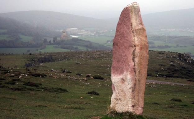 Los rituales funerarios, que comenzaron a dar importancia a las raíces de las personas a su tierra, se tradujeron en el levantamiento de monumentos basados en estructuras de roca. No se ha logrado datar con exactitud el de la imagen, que se encuentra en Valdeolea.