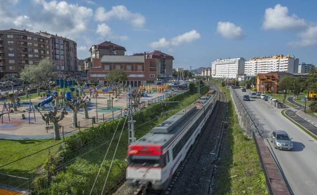 En tren que atraviesa la ciudad en Maliaño. 