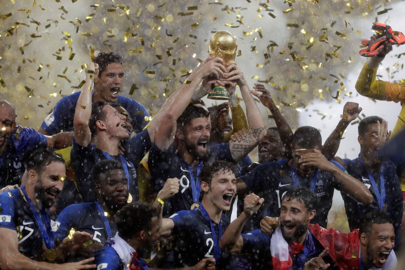 La selección francesa celebra su segunda estrella en la camiseta tras derrotar en la final a Croacia (4-2).