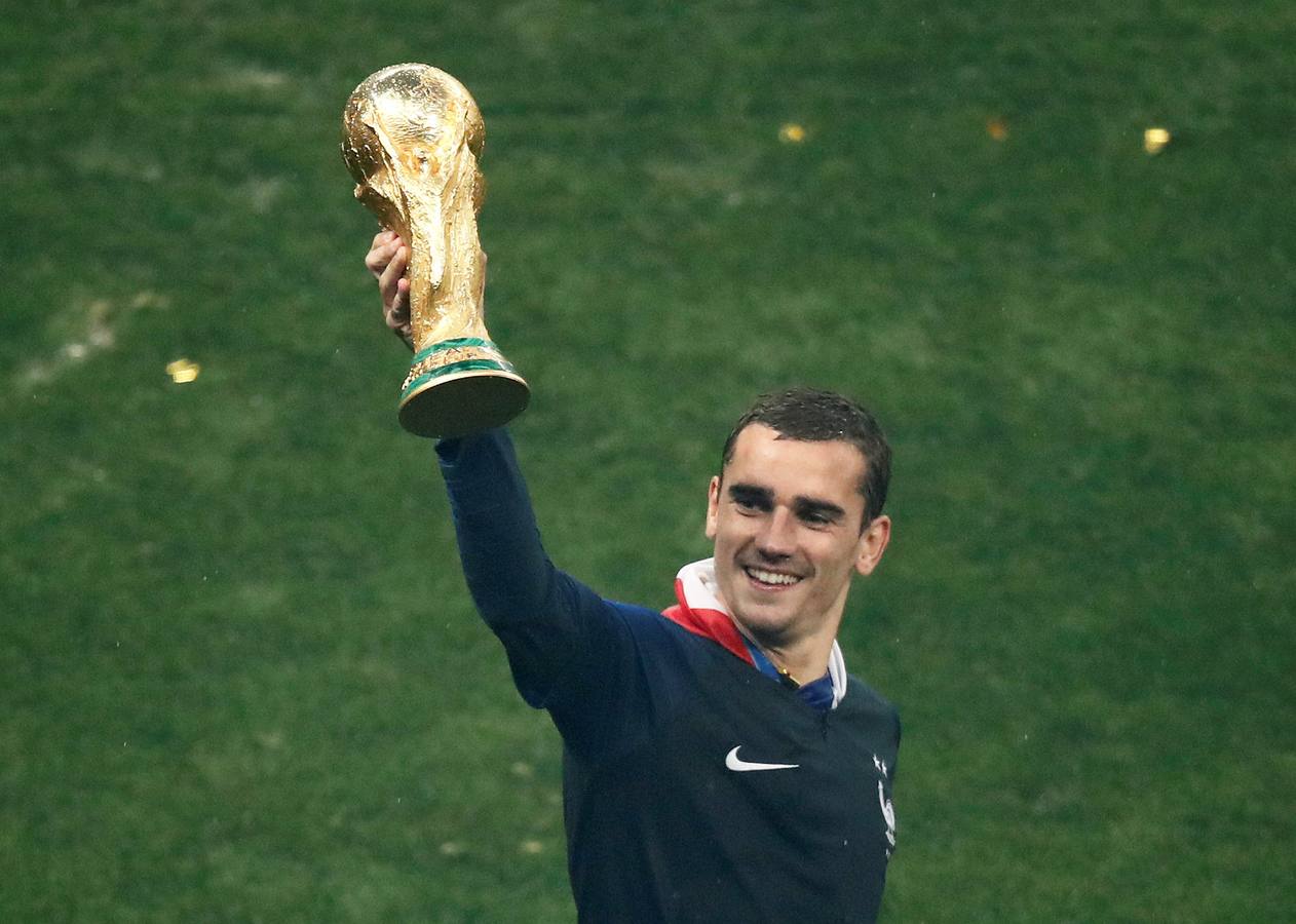 La selección francesa celebra su segunda estrella en la camiseta tras derrotar en la final a Croacia (4-2).