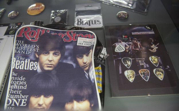 Discos, libros y objetos curiosos componen la exposición 'Beatlemanía' en el centro cultural Doctor Madrazo