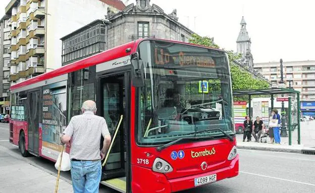 Un usuario del Torrebús sube a uno de los autocares junto al Bulevar Demetrio Herrero. 