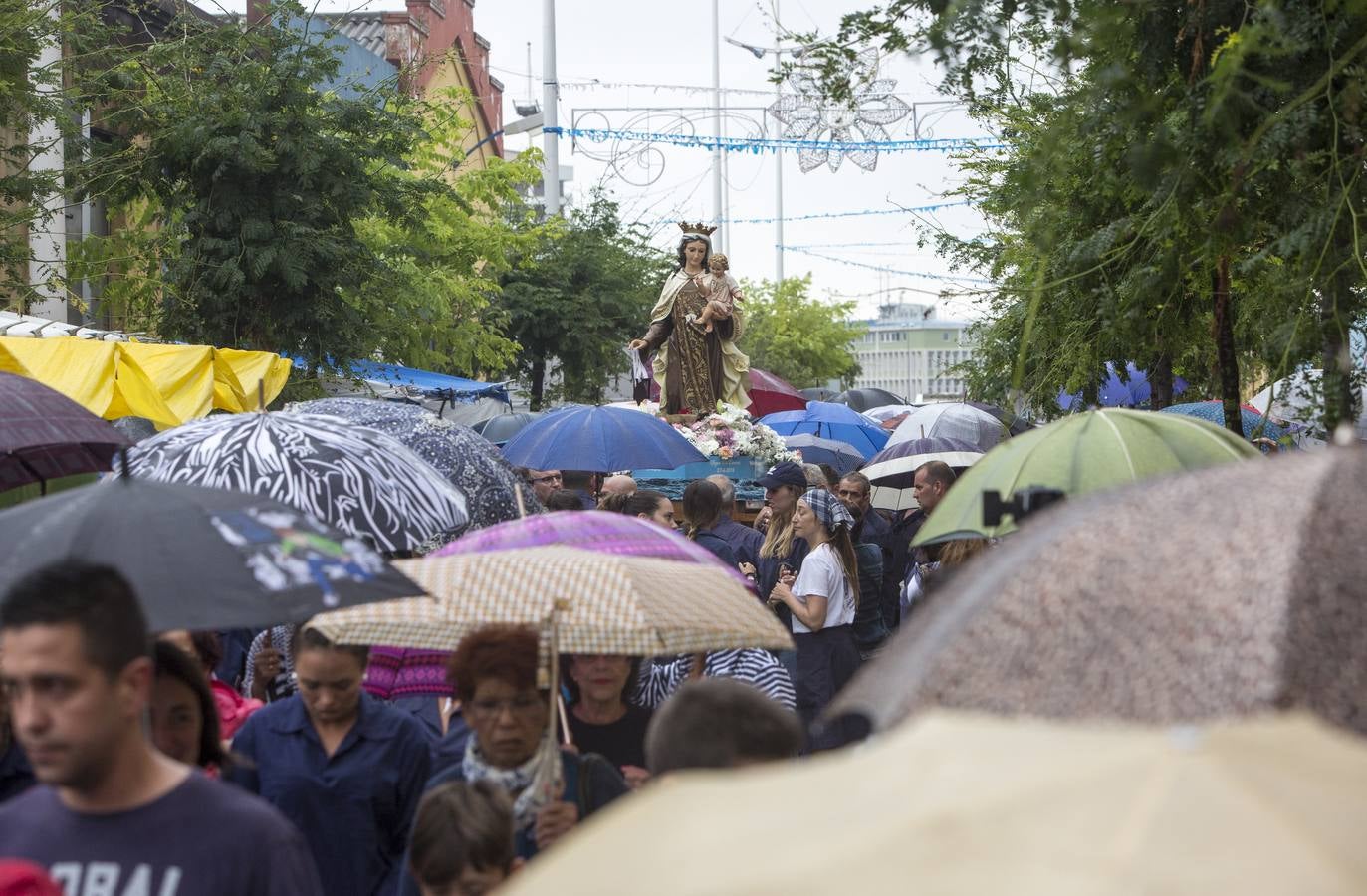 La procesión de esta año ha estado marcada por la intensa lluvia