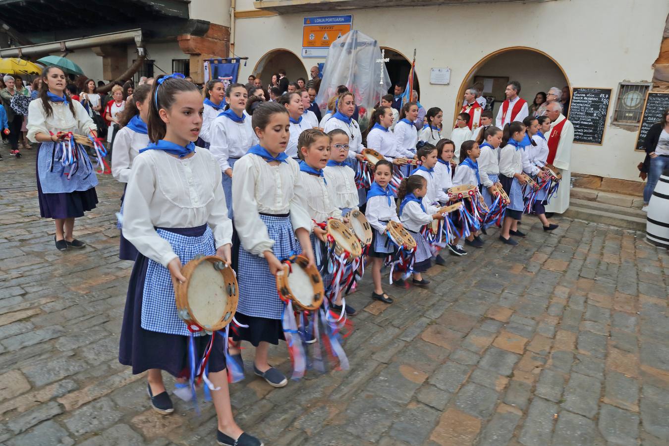 Fotos: Procesión del Cristo del Amparo, en Comillas