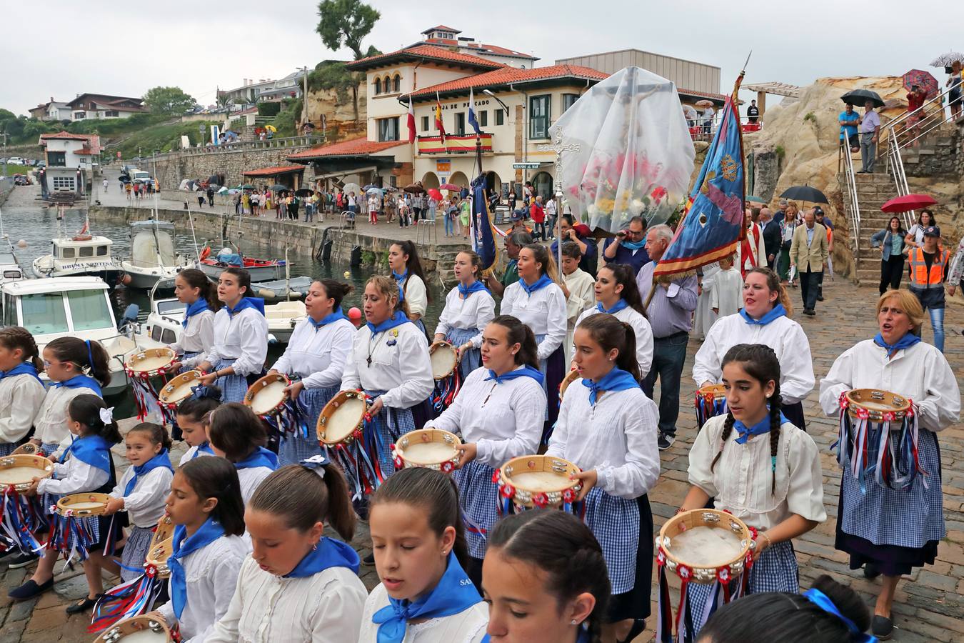 Fotos: Procesión del Cristo del Amparo, en Comillas