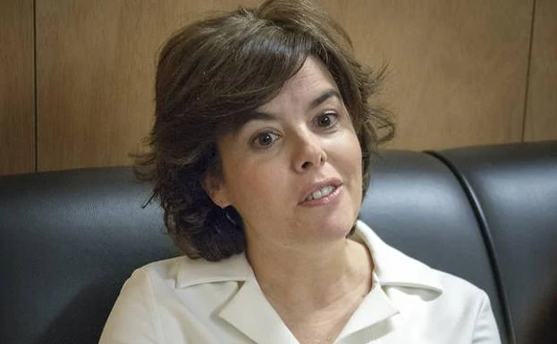 Soraya Sáenz de Santamaría atiende durante la entrevista. 